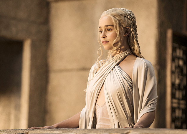 Cena da quinta temporada de 'Game of Thrones' mostra a personagem Daeneys, interpretada por Emilia Clarke