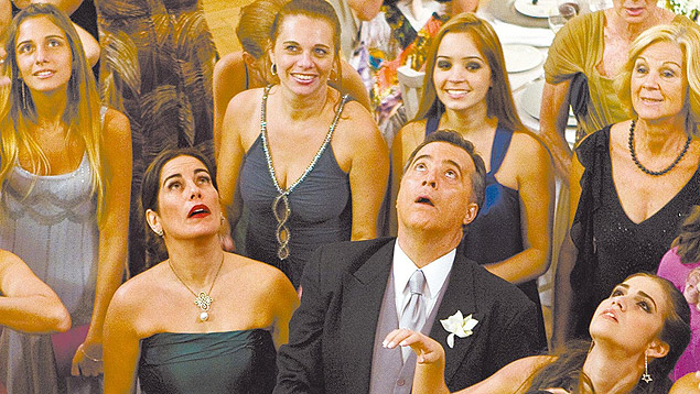 Ao centro, os atores Glria Pires e Tony Ramos, em cena do filme "Se Eu Fosse Voc 2" (2008), de Daniel Filho 
