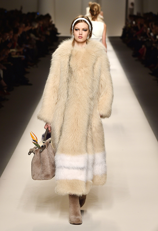 Durante desfile da grife Fendi em Milo, modelo usa casaco de pele de raposa