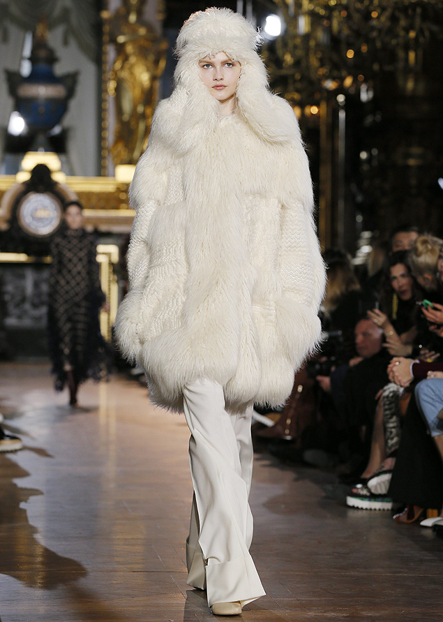 Modelo desfila com casaco de pelo falso durante desfile de Stella McCartney em Paris