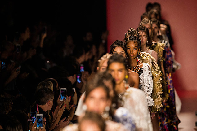 Modelos desfilam em passarelas da So Paulo Fashion Week
