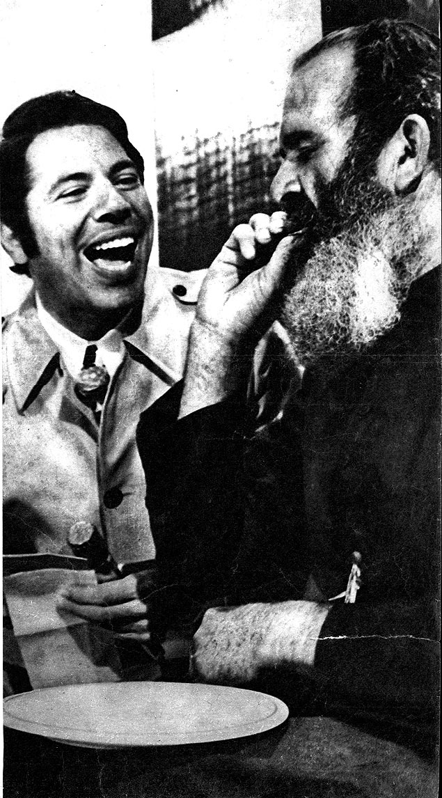 Dom Gurgel come grilos e gafanhotos durante o programa de TV de Silvio Santos em 1971