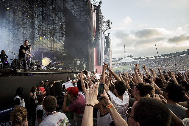 SAO PAULO - SP - BRASIL, 05-04-2014, 16h0: LOLLAPALOOZA BRASIL. A banda americana Imagine Dragons se apresentou no palco Onix durante o festival Lollapalooza, realizado no autodromo de Interlagos, no bairro de Interlagos, zona sul da cidade. (Foto: Adriano Vizoni/Folhapress, ILUSTRADA) ***EXCLUSIVO FSP***