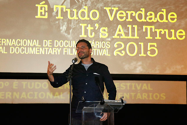 Carlos Nader recebe o prmio de melhor documentrio nacional no Cine Livraria Cultura