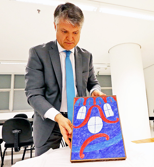Pedro Mastrobuono, diretor jurdico do Instituto Volpi, devolve a obra apreendida do artista Alfredo Volpi ao MAC (Museu de Arte Contempornea) 