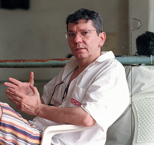 O dramaturgo e diretor Vladimir Capella ensaiando a pea "O Homem das Galochas", em 1997