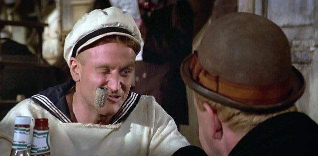O ator Robin Williams (Esq.), como o personagem Popeye, em filme de 1980
