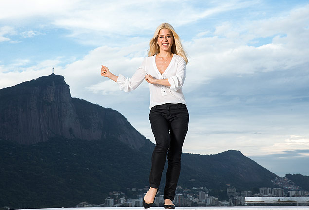 Paula Toller posa na caixa d'gua de um shopping carioca, antes de o segurana aparecer