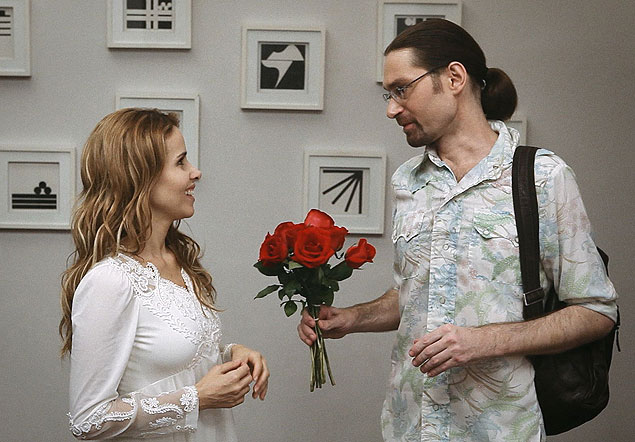 Joana Fonseca (Leona Cavalli) e seu professor de russo, Niktin (Vadim Nikitin), em cena do longa 'Anna K.'