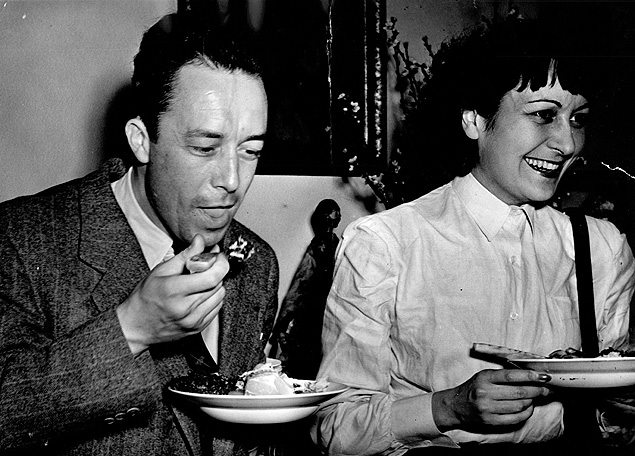 Albert Camus (1913-1960) come feijoada com a arquiteta Lina Bo Bardi na casa de Oswald de Andrade, durante visita ao Brasil em 1949, em SP