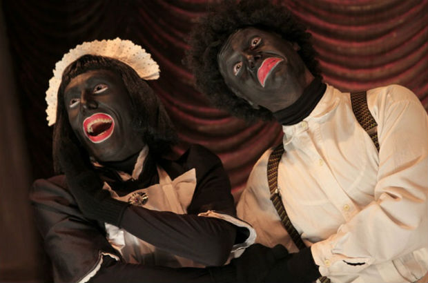 Atores do grupo Os Fofos encenam usam maquiagem blackface na peça "A Mulher do Trem"