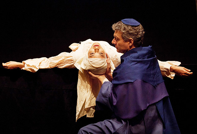 Ana Cecília Costa e Marco Antônio Pâmio em cena da peça "A Língua em Pedaços", que chega ao CCBB