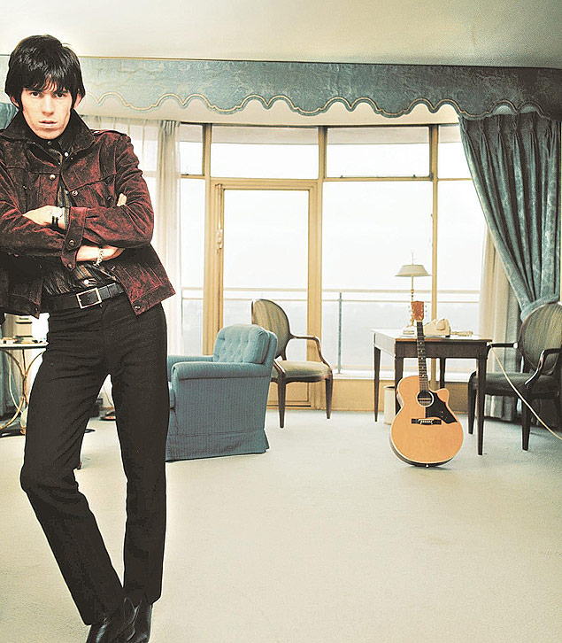 Keith Richards, dos Rolling Stones, posa para foto em um quarto de hotel em frente ao Hyde Park, na Inglaterra; A foto integra o livro que revela a vida dos Rolling Stones em 1965, ano que se tornaram astros e compraram suas primeiras casas. 