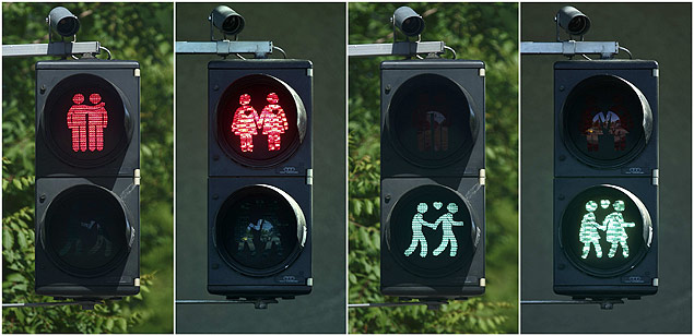 Montagem dos sinais com casais gays, inspirados no concurso Eurovision, nos cruzamentos da capital austraca
