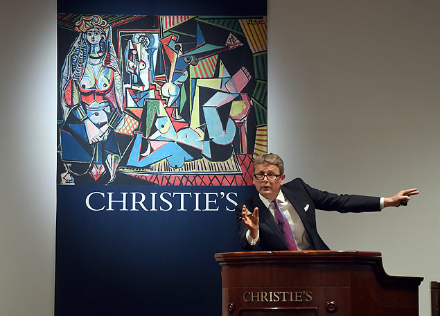 Jussi Pylkkanen, presidente da Christie's, leiloa o quadro "As Mulheres de Argel", de Pablo Picasso, em Nova York