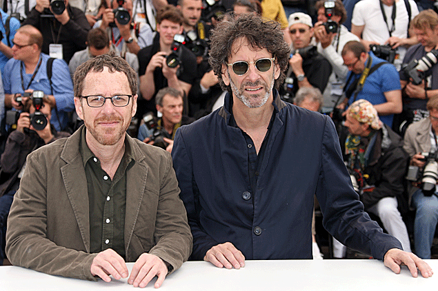 Cinema: os diretores de cinema, Ethan Coen (esq.) e Joel Coen, posam para foto durante o Festival de Cinema de Cannes(Frana). *** FILE - This May 19, 2013 file photo shows directors Ethan Coen, left, and Joel Coen during a photo call for the film Inside Llewyn Davis at the 66th international film festival, in Cannes, southern France. The Coen brothers and T Bone Burnett will celebrate the folk music of their 1960s Greenwich Village comic drama "Inside Llewyn Davis" with a concert in New York. The filmmakers announced Monday, Aug. 19, that they will host a concert Sept. 29 at New York's Town Hall. Performing will be Joan Baez, Marcus Mumford, Patti Smith, Jack White, Colin Meloy and others. (Photo by Joel Ryan/Invision/AP, File)