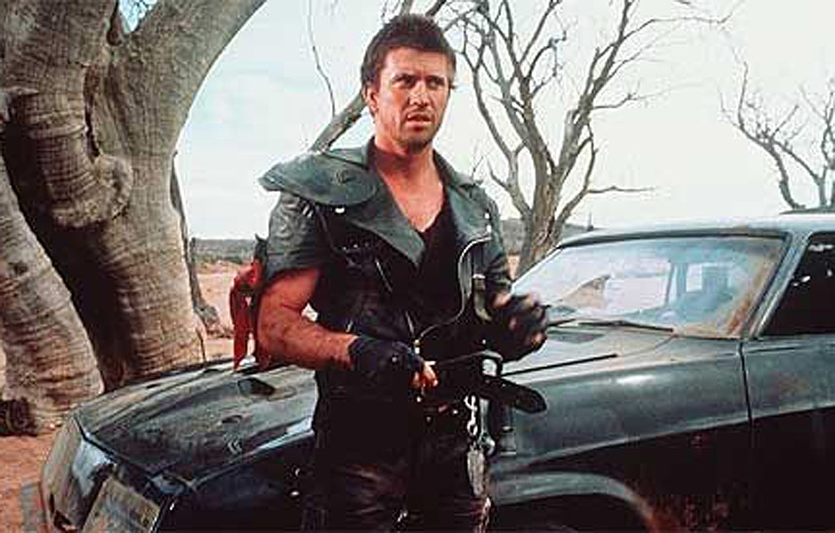 Mel Gibson -- abastecido -- em cena do filme "Mad Max 2"