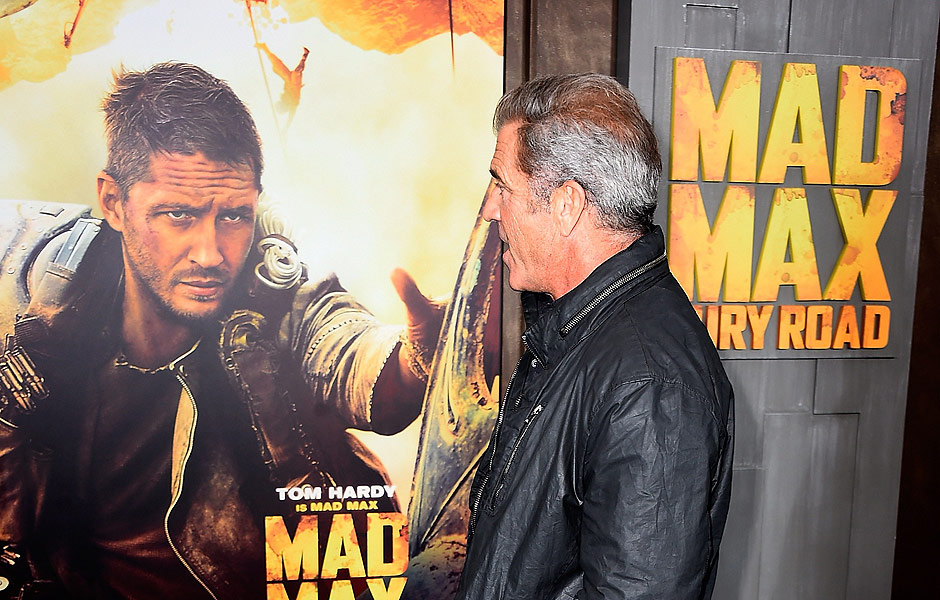 Mel Gibson encara o cartaz de "Mad Max - Estrada da Fria" na premire do filme