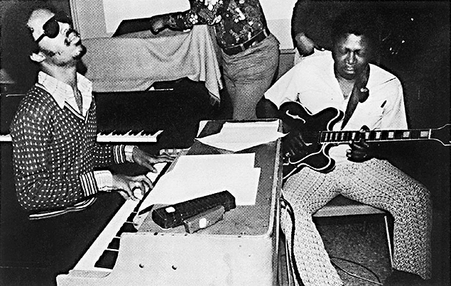O guitarrista, compositor e cantor de blues B.B. King, em parceria com Stevie Wonder, em 1972. 