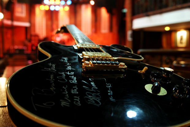 Guitarra autografada de B.B. King que est no Bourbon Street Music Club, em So Paulo