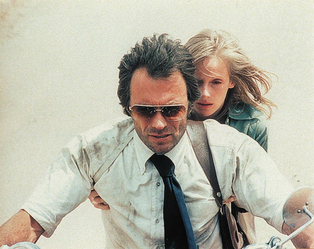 O ator Clint Eastwood e a atriz Sondra Locke em cena do filme "Rota Suicida"