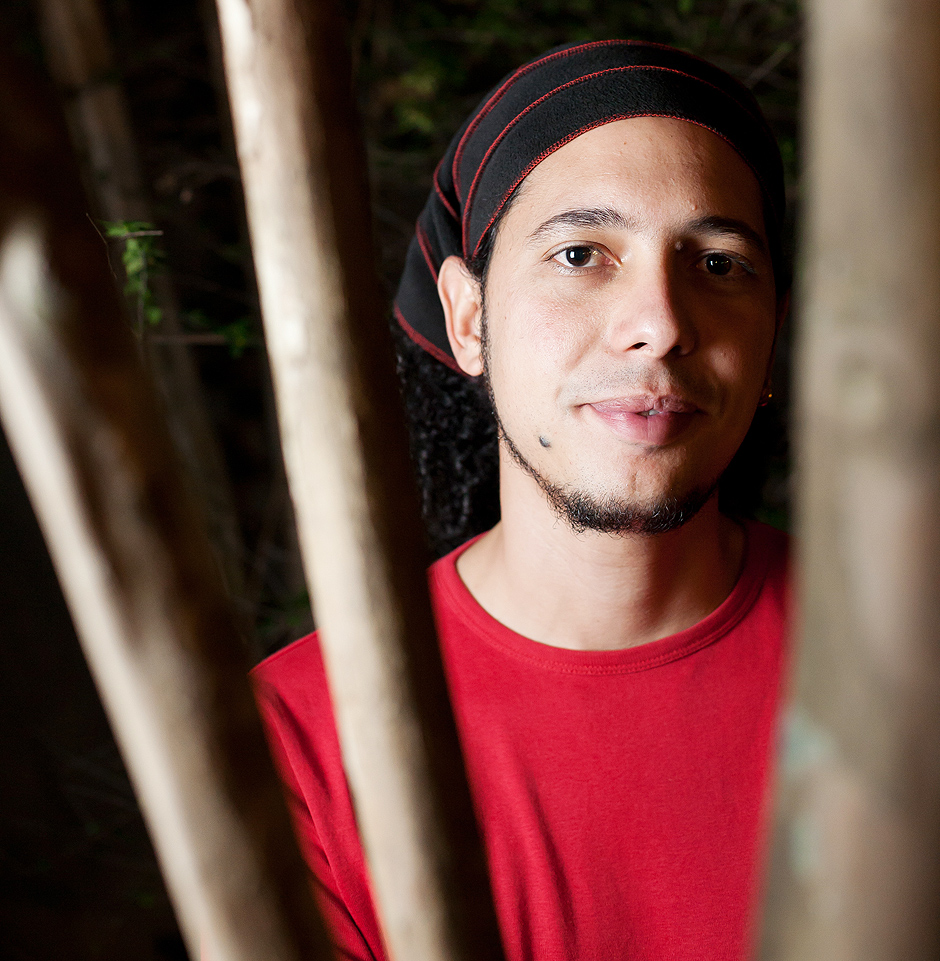 Ondjaki, escritor, poeta e prosador angolano, posa para foto, em So Paulo