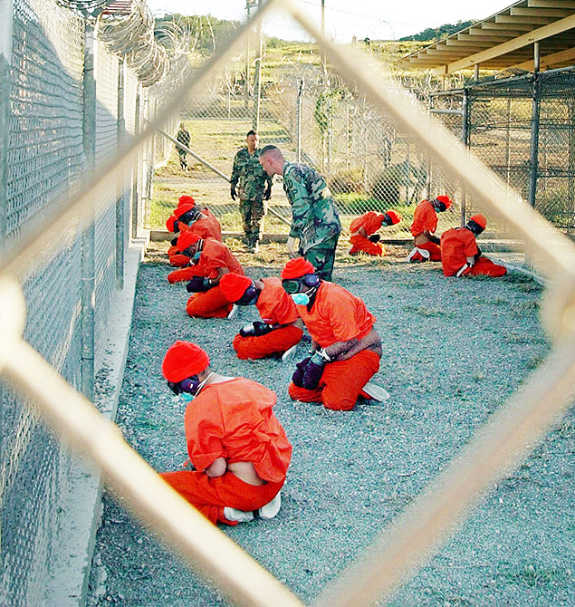 Prisioneiros acusados de terrorismo so mantidos ajoelhados na priso de Guantnamo