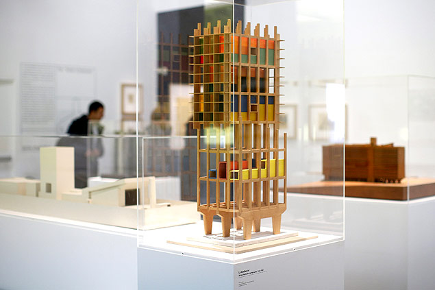 Criaes do arquiteto na exposio "Le Corbusier: As Medidas do Homem" no Centre Pompidou, em Paris