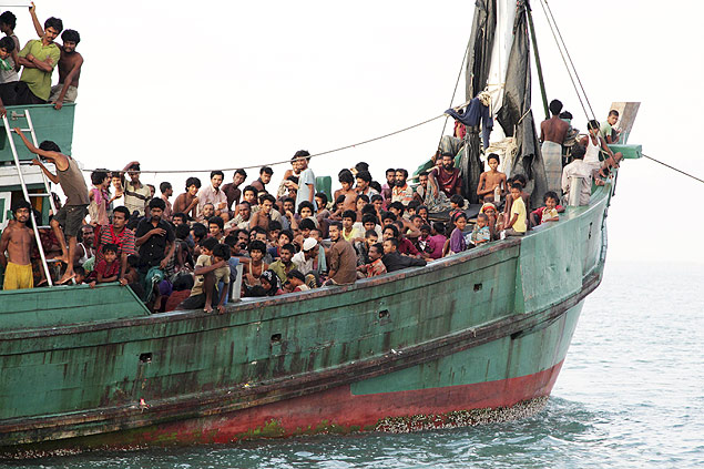 Barco cheio de refugiados rohingyas, vindos de Mianmar,  levado para a Indonsia