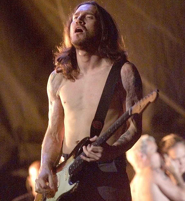 ORG XMIT: 365901_1.tif O guitarrista John Frusciante durante show da banda Red Hot Chili Peppers, no estdio do Pacaembu, em SP. (So Paulo, SP, 12.10.2002. Foto de Ernesto Rodrigues/Folhapress. Digital) 