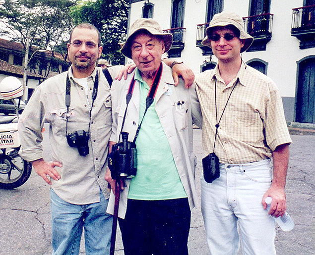 O poeta Manuel Graa Etcheverry (centro), com os filhos Luis Mauricio (esq.) e Pedro, em Itabira (MG)