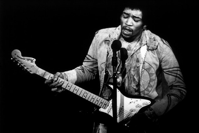 O guitarrista guitarrista norte-americano Jimi Hendrix. A 4-CD box set of Hendrix music titled "The Jimi Hendrix Experience" will be released September 12, six days before the 30th anniversary of the famed musicians death. This file photo shows Jimi Hendrix performing at the Gillmore East. REUTERS/COPYRIGHT AMALIE R. ROTHSCHILD/THE BETTMANN ARCHIVE