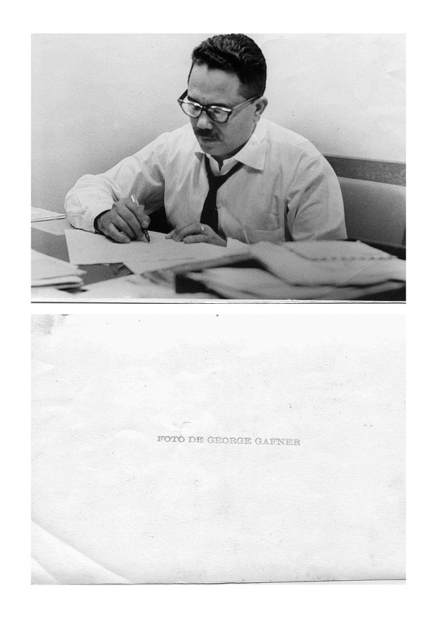 O jornalista e escritor Osvaldo Peralva na dcada de 1960, em sua sala de trabalho no 