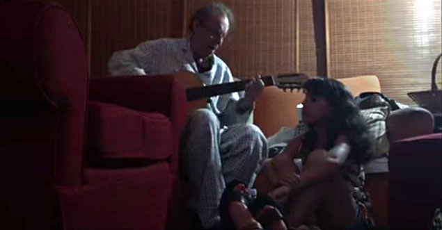 Reproduo de vdeo onde o msico Joo Gilberto toca violo com a sua filha Lulu
