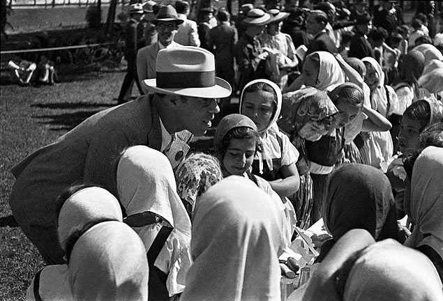 Mrio de Andrade com crianas no Parque Infantil dom Pedro 2, em 1937, em So Paulo