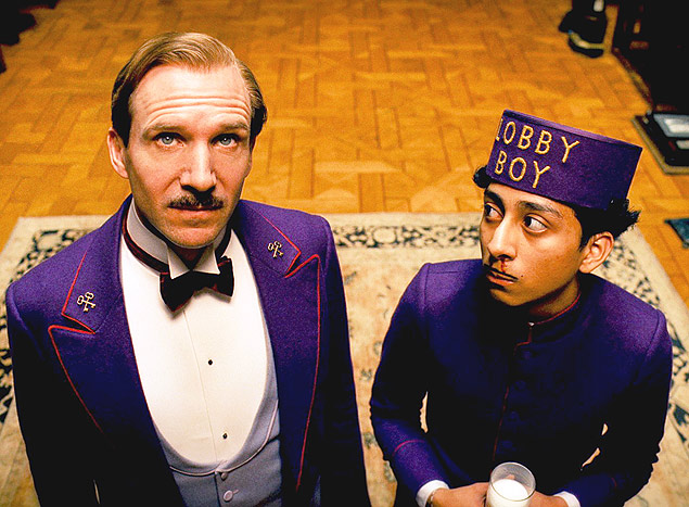 Os atores Ralph Fiennes e Tony Revolori em cena de "O Grande Hotel Budapeste", de Wes Anderson 