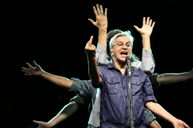 Caetano Veloso encerra a turnê de "Abraçaço" em show grátis no Sesc Itaquera 