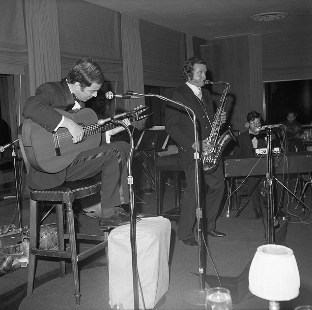 João Gilberto, com violão, toca com Stan Getz em 1972
