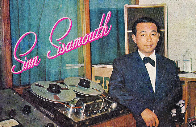 Sinn Sisamouth no estdio de gravao. Fotografia cortesia do DTIF Cambodia LLC
