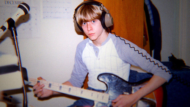 Kurt, ainda garoto, toca guitarra em imagem que aparece no documentrio sobre sua vida