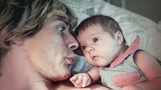 Kurt e Frances Cobain em imagem presente no documentrio de Bret Morgen, sobre o lder do Nirvana