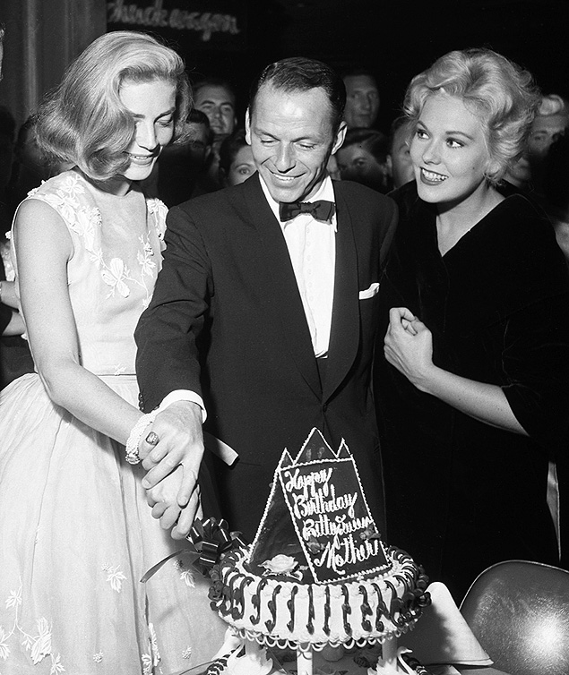 Lauren Bacall (esq.), Frank Sinatra e Kim Novak em setembro de 1956, em Las Vegas