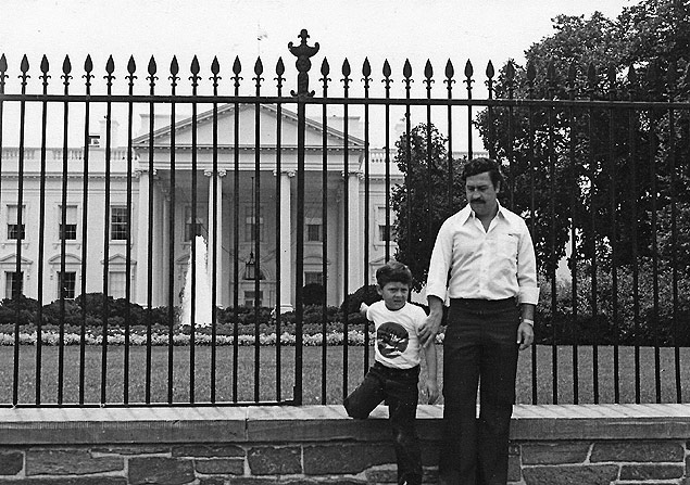 O traficante Pablo Escobar e o filho mais velho, Juan Pablo, em frente  Casa Branca, em Washington, nos EUA.