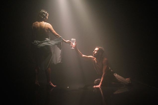 Os atores Bia Paganini e Matheus Prestes na pea "As Palavras da Chuva".