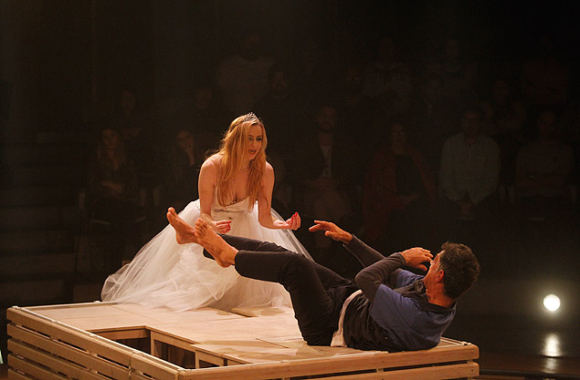Maria Luisa Mendonca e Eduardo Moscovis em cena de 'Um Bonde Chamado Desejo