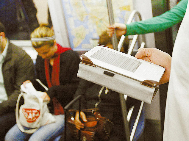 Passageiro do metrô de Nova York usa o Kindle, e-book da Amazon 