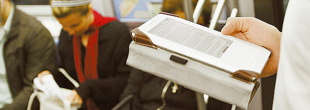 ORG XMIT: 024501_0.tif Tecnologia: passageiro do metr de Nova York usa o Kindle, dispositivo de leitura que permite o download de livros pela empresa Amazon. *** A commuter uses a Kindle while riding the subway in New York June 1, 2009. Taiwanese display maker Prime View International said on Monday it would pay about $215 million for E Ink, whose flexible digital displays are used in Amazon's Kindle and the Sony Reader. REUTERS/Lucas Jackson (UNITED STATES MEDIA BUSINESS) 