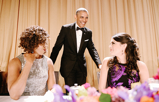 Presidente Barack Obama com a primeira-dama, Michelle, e a atriz Cecily Strong, do 'Saturday Night Live', no jantar dos correspondentes da Casa Branca 
