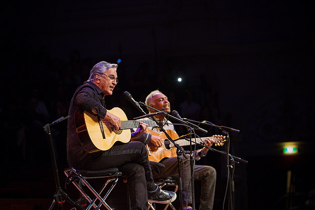 Caetano e Gil durante show em Amsterdam, primeiro da turn de 50 anos de carreira da dupla