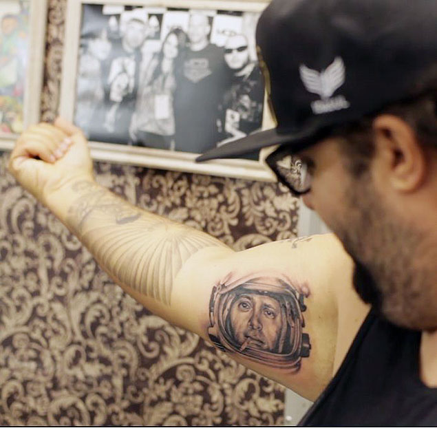 O rosto do escritor e desenhista Mutarelli tatuado no brao de Ferrez